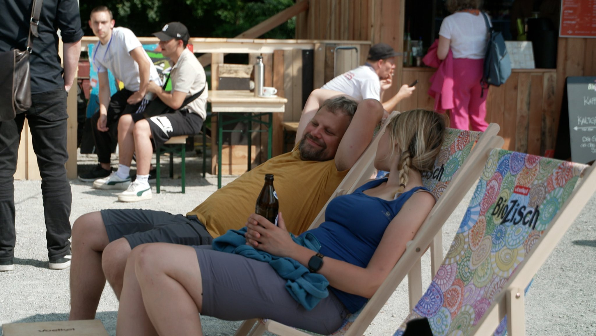 Menschen in Liegestühlen in einem Biergarten