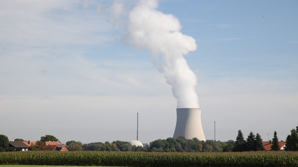 Rauchender Reaktor vom Kernkraftwerk Isar 2 in Niederbayern