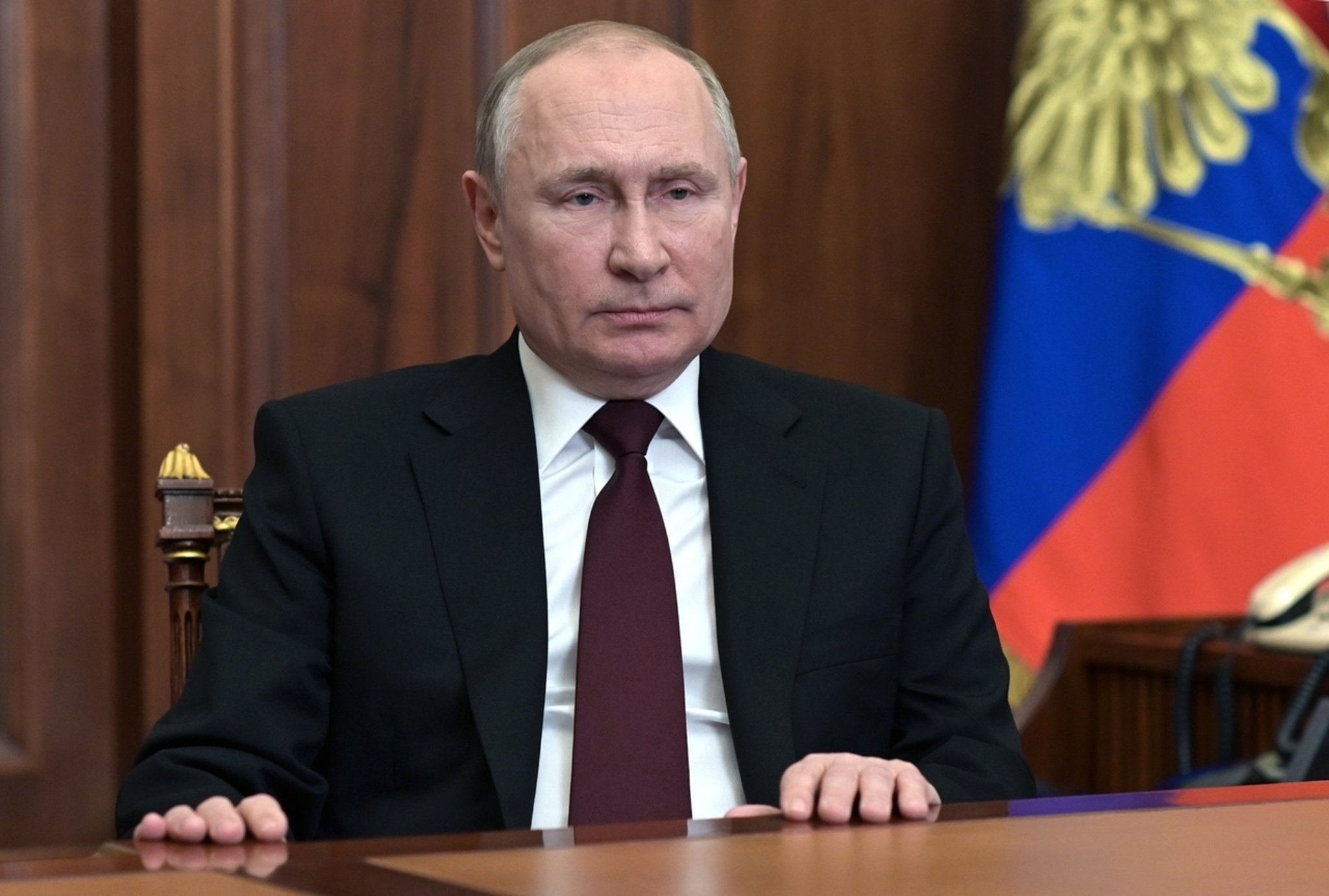 21.02.2022, Russland, Moskau: Wladimir Putin, Präsident von Russland, spricht während einer Fernsehansprache. Putin hat bei einer Fernsehansprache die Staatlichkeit der Ukraine als Ganzes infrage gestellt. Zudem hat er die beiden Regionen Luhansk und Donezk im Osten der Ukraine als unabhängige «Volksrepubliken» anerkannt. 