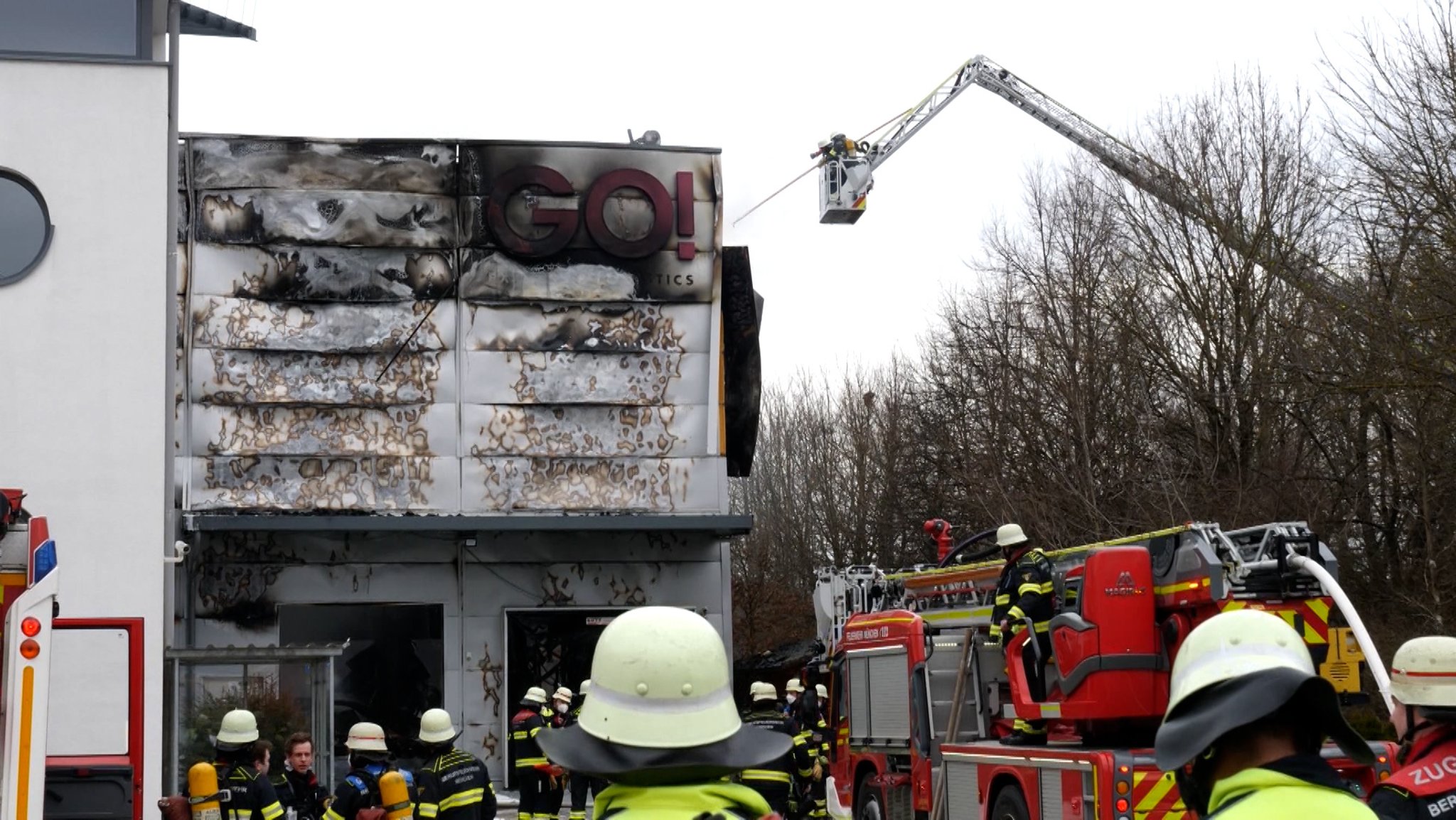 Löscharbeiten an der Lagerhalle im Münchner Stadtteil Freimann