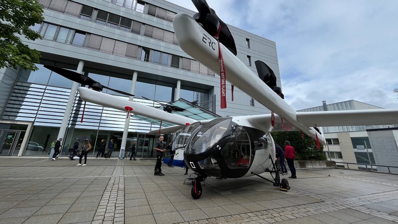 Der "eResCopter" ähnelt einer Drohne mit Flügeln für einen energiesparenden Vorwärtsflug. | Bild: BR / Tobias Hildebrandt Der "eResCopter" ähnelt einer Drohne mit Flügeln für einen energiesparenden Vorwärtsflug.