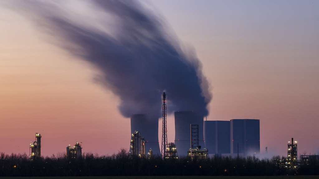 ARCHIV - 21.03.2022, Sachsen, Böhlen: Dampf strömt aus verschiedenen Teilen der Anlagen von Dow Chemical, im Hintergrund das Kraftwerk Lippendorf. 