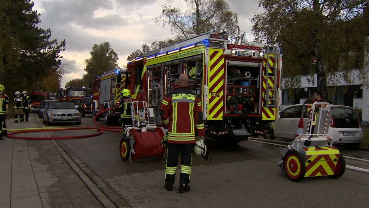 Großeinsatz von Feuerwehr, THW, Rettungsdienst und Polizei in Ottobrunn - Nachbarn hatten eine Explosion gehört.