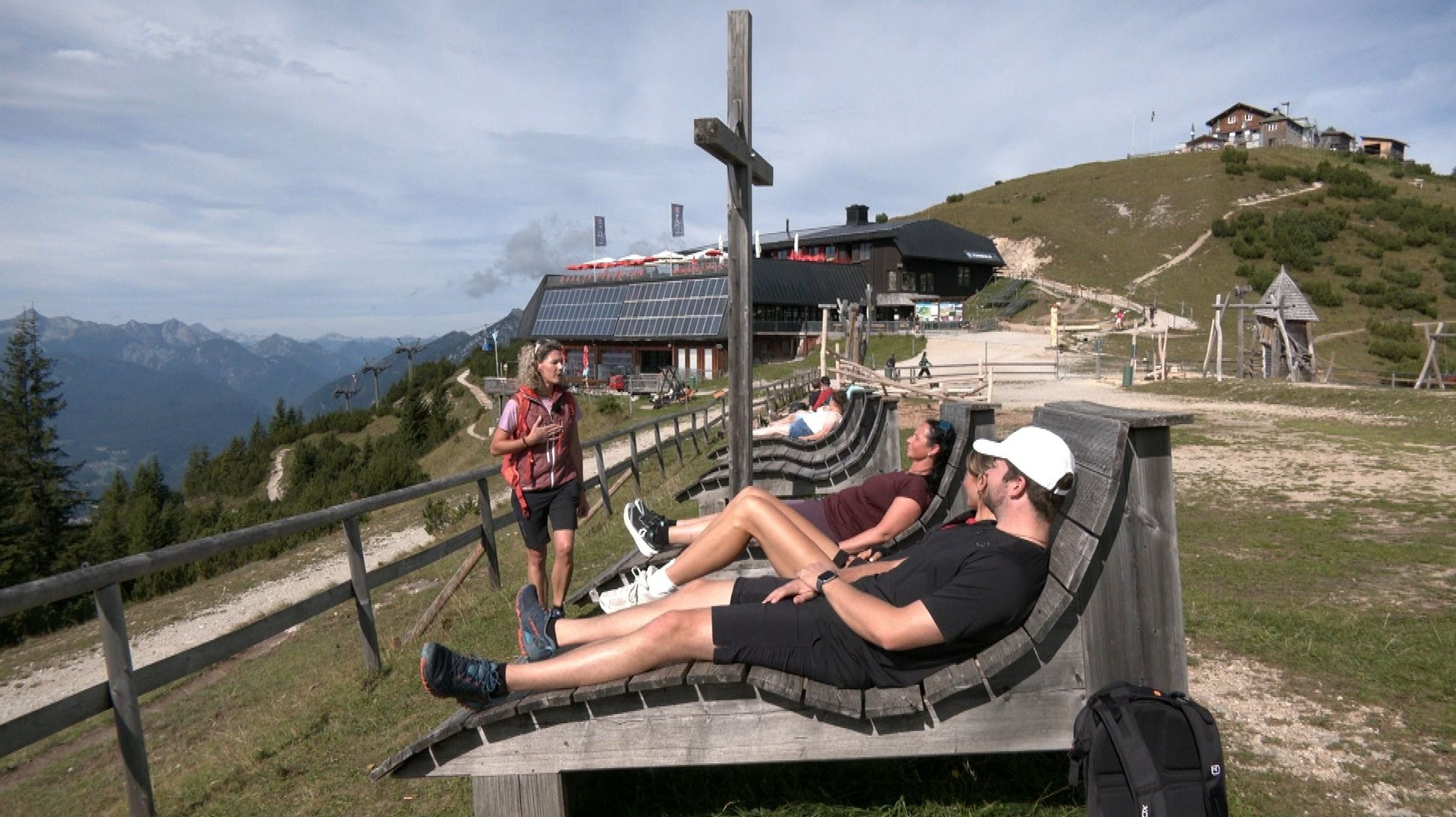 Am Wank über Garmisch-Partenkirchen lassen sich die Berge entspannt genießen. | Bild: BR/Julia Schlegel Am Wank über Garmisch-Partenkirchen lassen sich die Berge entspannt genießen.