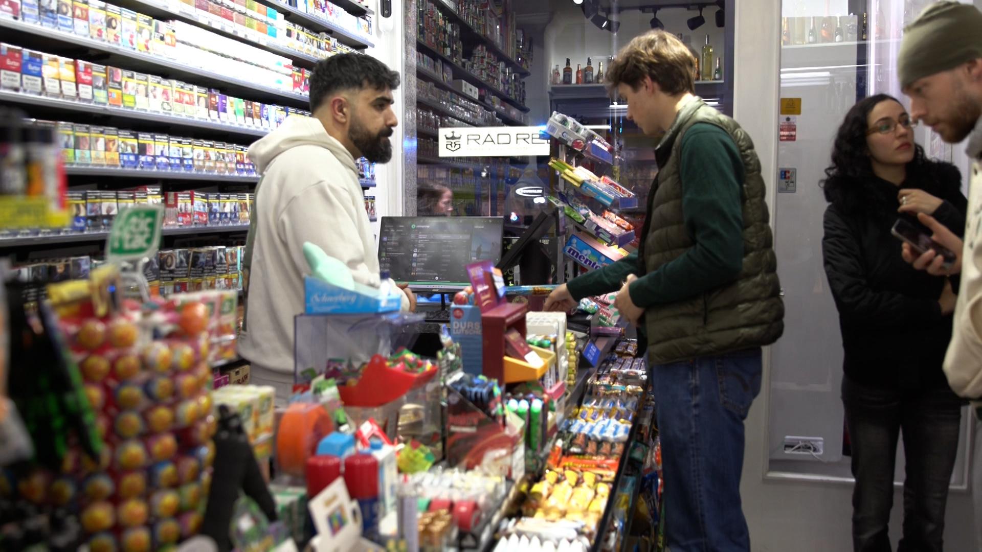 Kunden in einem Späti