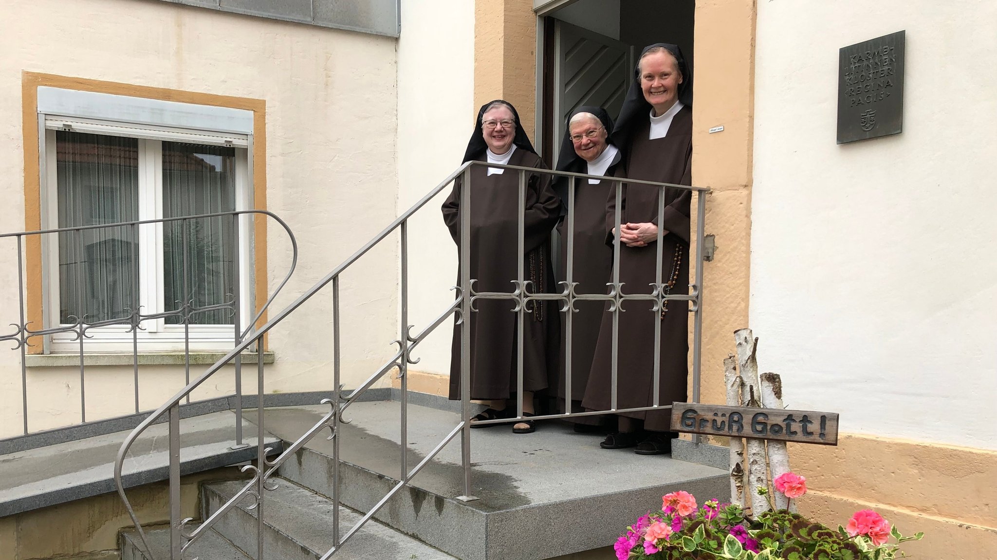 Das Bild täuscht: Die Karmelitinnen von Rödelmaier sind aktuell zu acht – aber zu alt, um das Klosterleben künftig alleine zu stemmen.