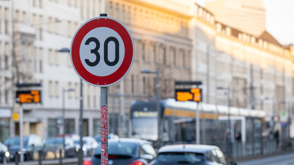 Ein Schild weist Autofahrer auf dem Ranstädter Steinweg in Leipzig auf Tempo 30 hin.