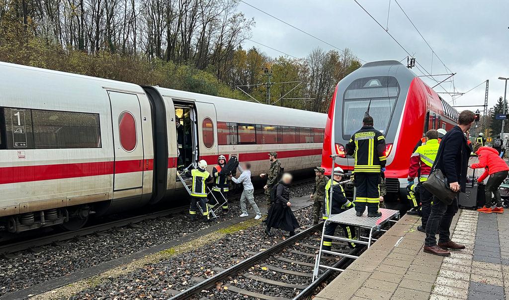 17.11.2023, Bayern, Reichertshausen: Rettungskräfte helfen den Passagieren beim Verlassen des ICE (l) an der Unfallstelle. Bei einem Zugunfall auf der Strecke zwischen München und Ingolstadt sind am Freitag nach ersten Angaben der Polizei mehrere Menschen leicht verletzt worden. Ein ICE und ein Regionalzug hätten einander an einer Weiche am Bahnhof «gestreift», sagte eine Polizeisprecherin. Foto: Haubner/vifogra/dpa - ACHTUNG: Person(en) wurde(n) aus rechtlichen Gründen gepixelt +++ dpa-Bildfunk +++ | Bild:dpa-Bildfunk/Haubner