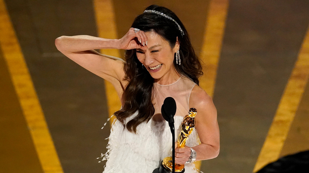 Michelle Yeoh nimmt den Preis für die beste Leistung einer Schauspielerin in „Everything Everywhere All at Once“ bei den Oscars entgegen.