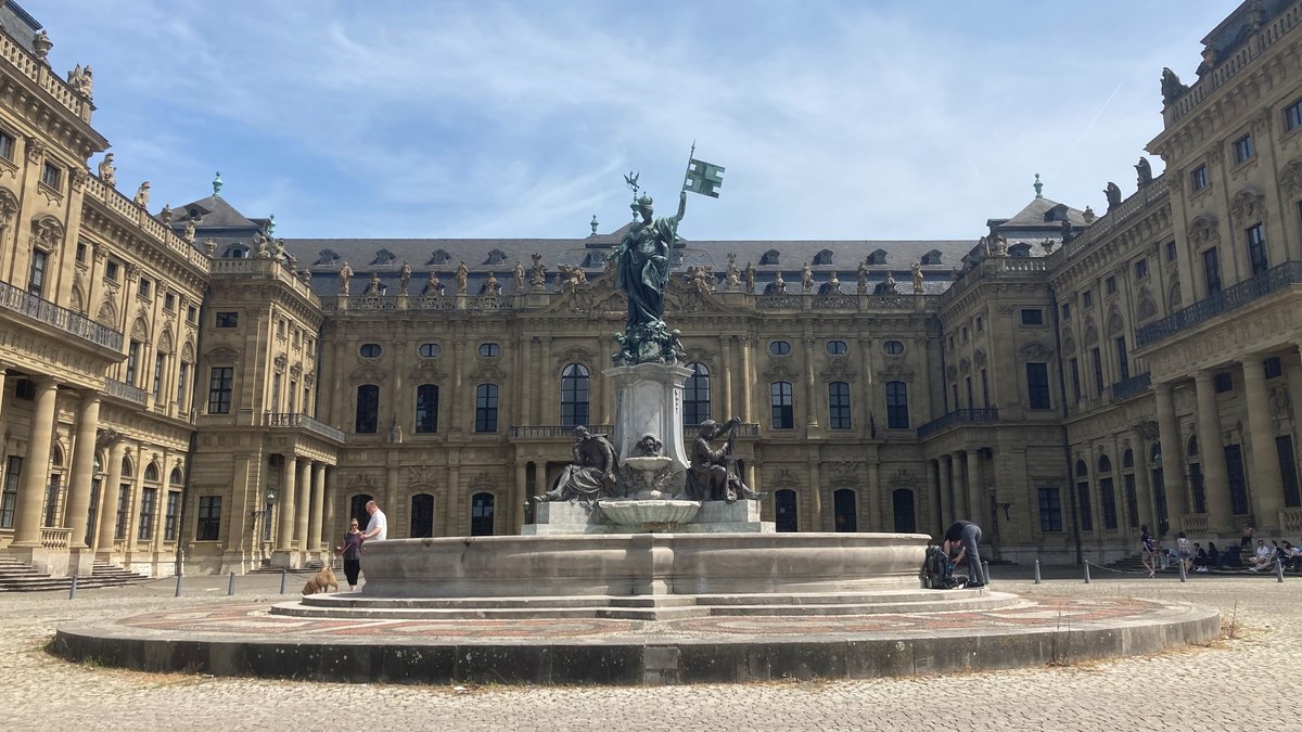Der Frankoniabrunnen auf dem Würzburger Residenzplatz wurde aufwändig restauriert. 