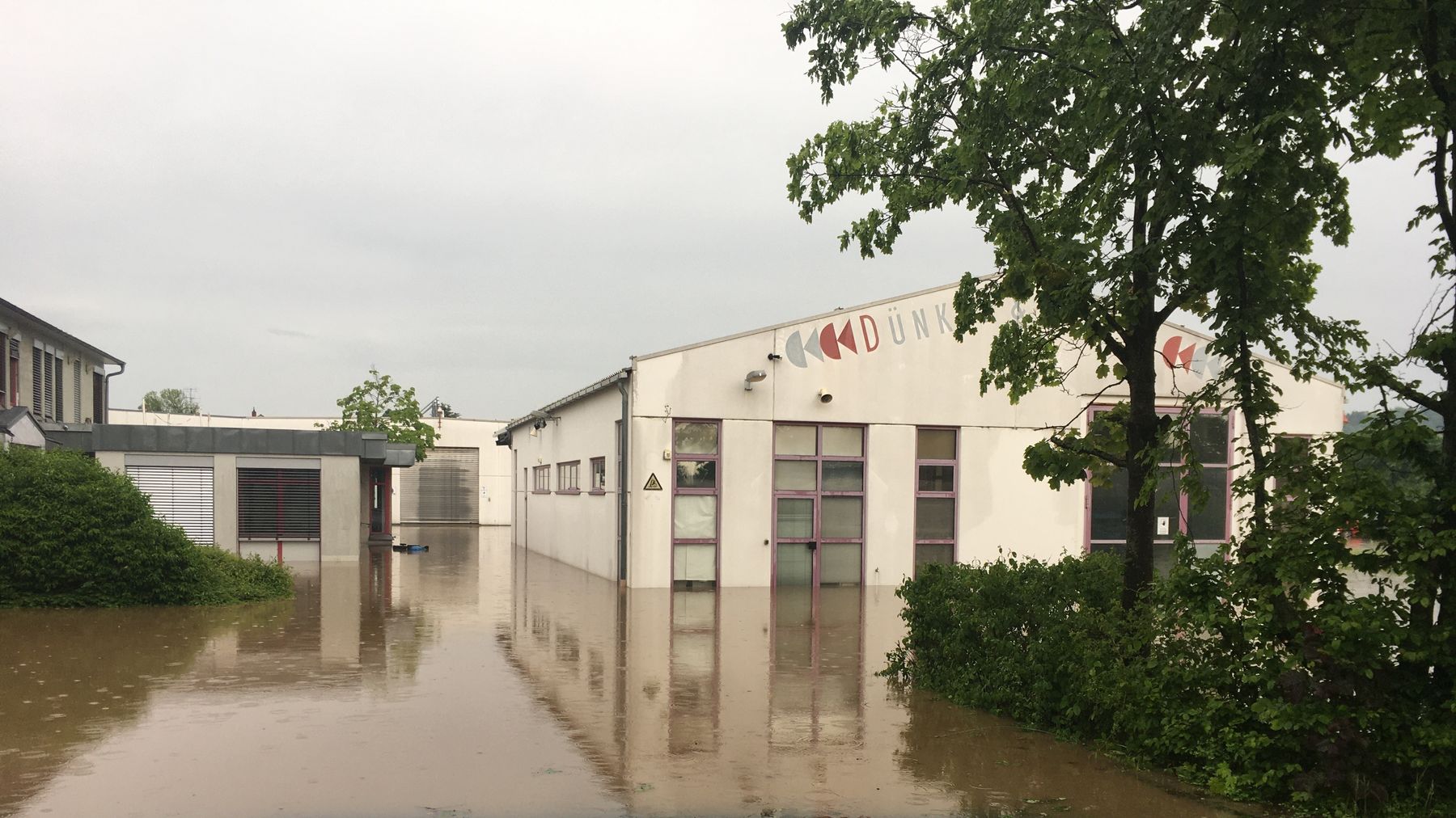 Starkregen in Bayern Feuerwehr kämpft mit den