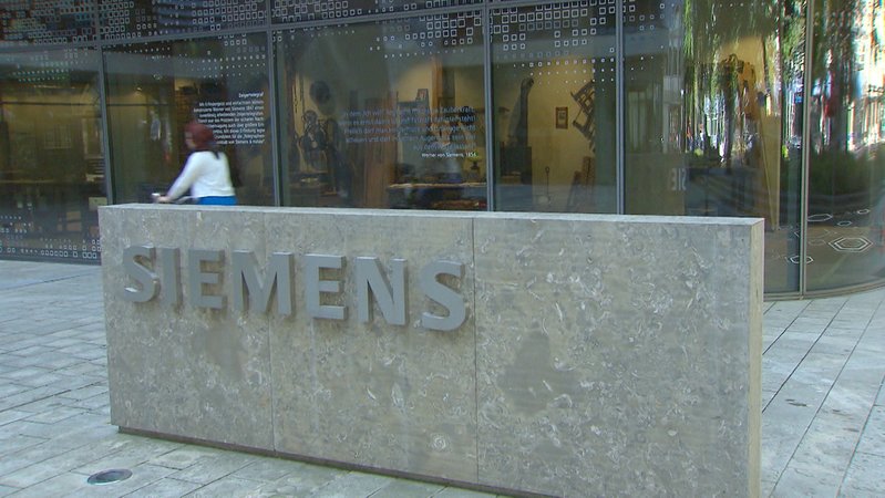 Seit 170 Jahren ist Siemens auf dem russischen Markt aktiv. Die geschäftliche Beziehung hat Weltkriege und Revolutionen überdauert. Jetzt will sich Siemens wegen des Kriegs in der Ukraine aber komplett aus dem russischen Markt zurückziehen.