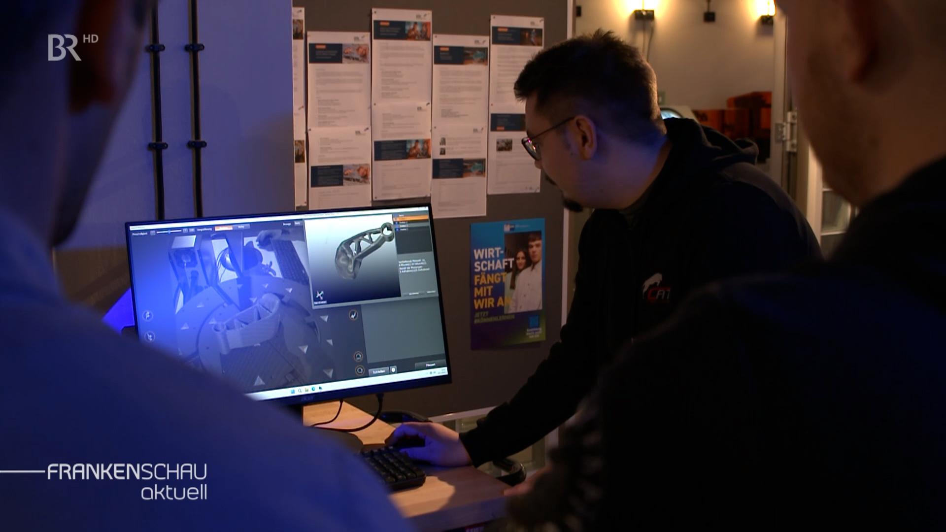 Mann betrachtet Computerbildschirm.