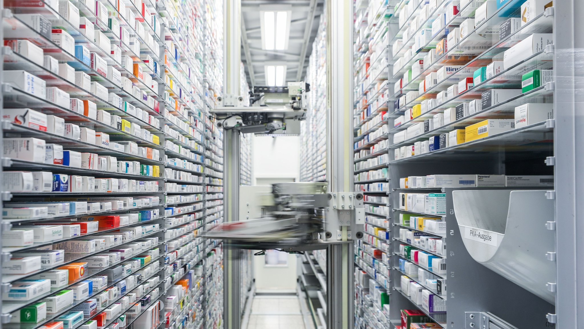 ARCHIV - 31.03.2020, Sachsen, Leipzig: Blick in das automatisierte Medikamentenlager einer Apotheke. (zu dpa: «Pharmabranche: Warkens Sparpaket bedroht Arznei-Standort») Foto: Jan Woitas/dpa-Zentralbild/dpa +++ dpa-Bildfunk +++ | Bild: dpa-Bildfunk/Jan Woitas ARCHIV - 31.03.2020, Sachsen, Leipzig: Blick in das automatisierte Medikamentenlager einer Apotheke. (zu dpa: «Pharmabranche: Warkens Sparpaket bedroht Arznei-Standort») Foto: Jan Woitas/dpa-Zentralbild/dpa +++ dpa-Bildfunk +++