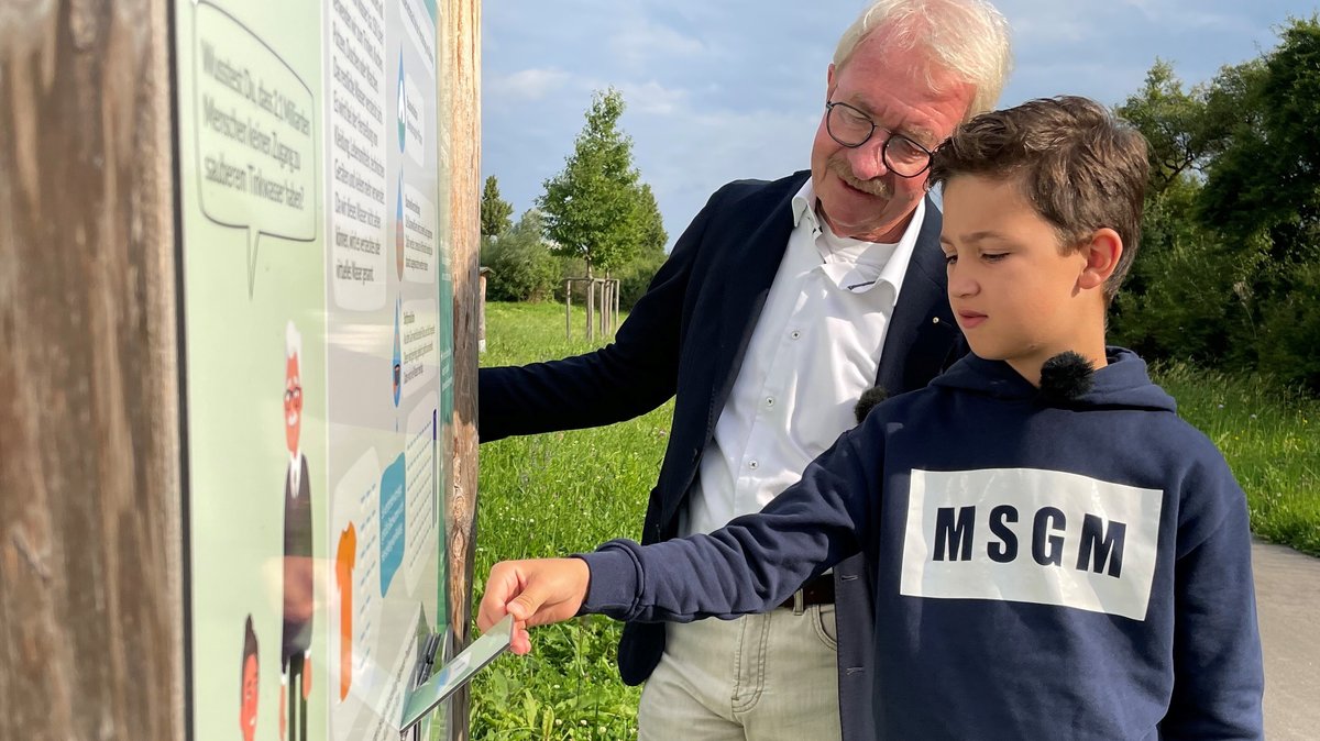 Im Nachhaltigkeitsparcours auf der Landesgartenschau Ingolstadt: Ideengeber Reinhard Büchl erkundet mit seinem Gregor eine der Wissenstafeln.