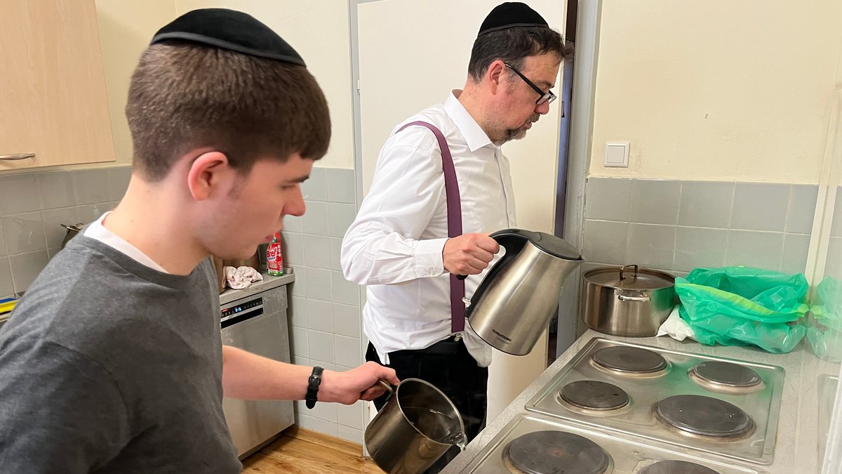 Der Amberger Rabbiner Elias Dray macht mit einem seiner Helfer die Gemeindeküche koscher. Die Arbeitsflächen werden hierfür abgekocht.