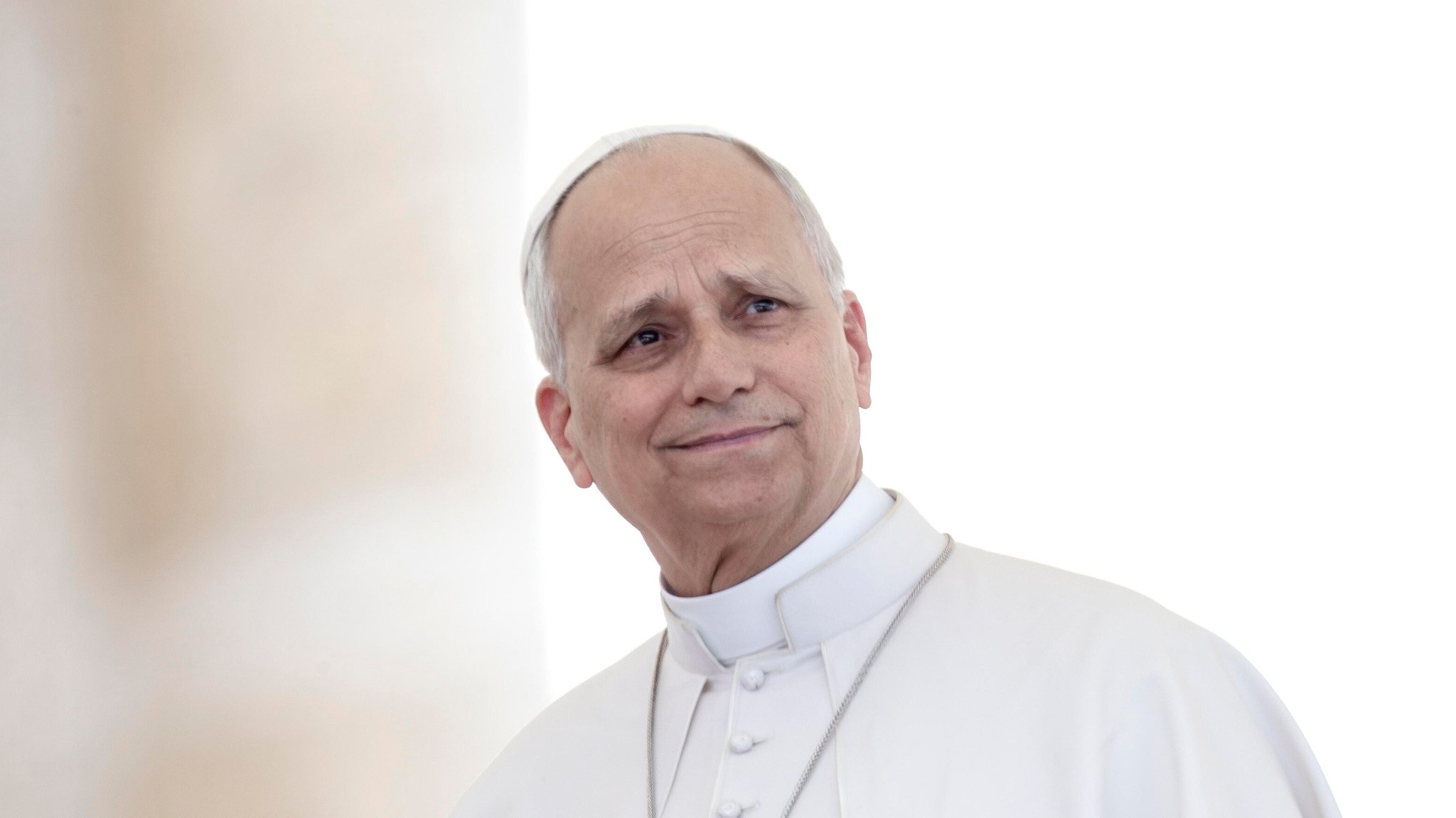 Papst Leo XIV. in einer weißen Papst-Kutte | Bild: picture alliance / Sipa USA | SOPA Images Papst Leo XIV. in einer weißen Papst-Kutte