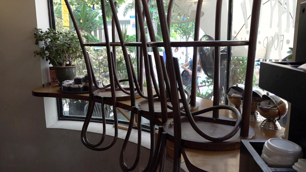 Hochgestellte Stühle in einem Café in Tel Aviv.