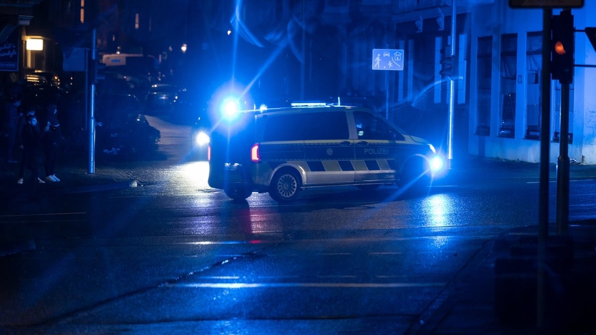 Symbolbild: Polizeiauto bei Nacht.