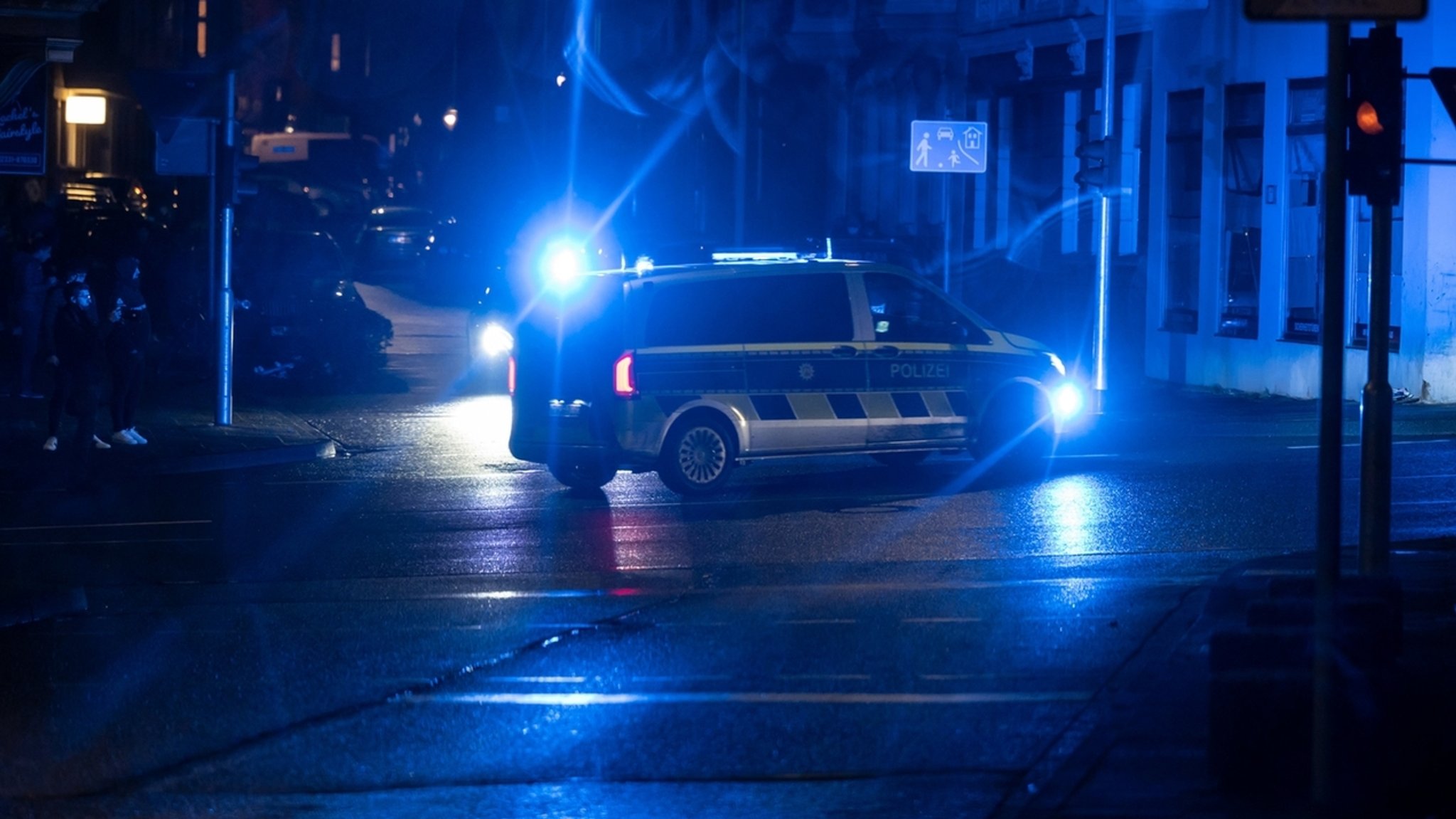 Symbolbild: Polizeiauto bei Nacht.