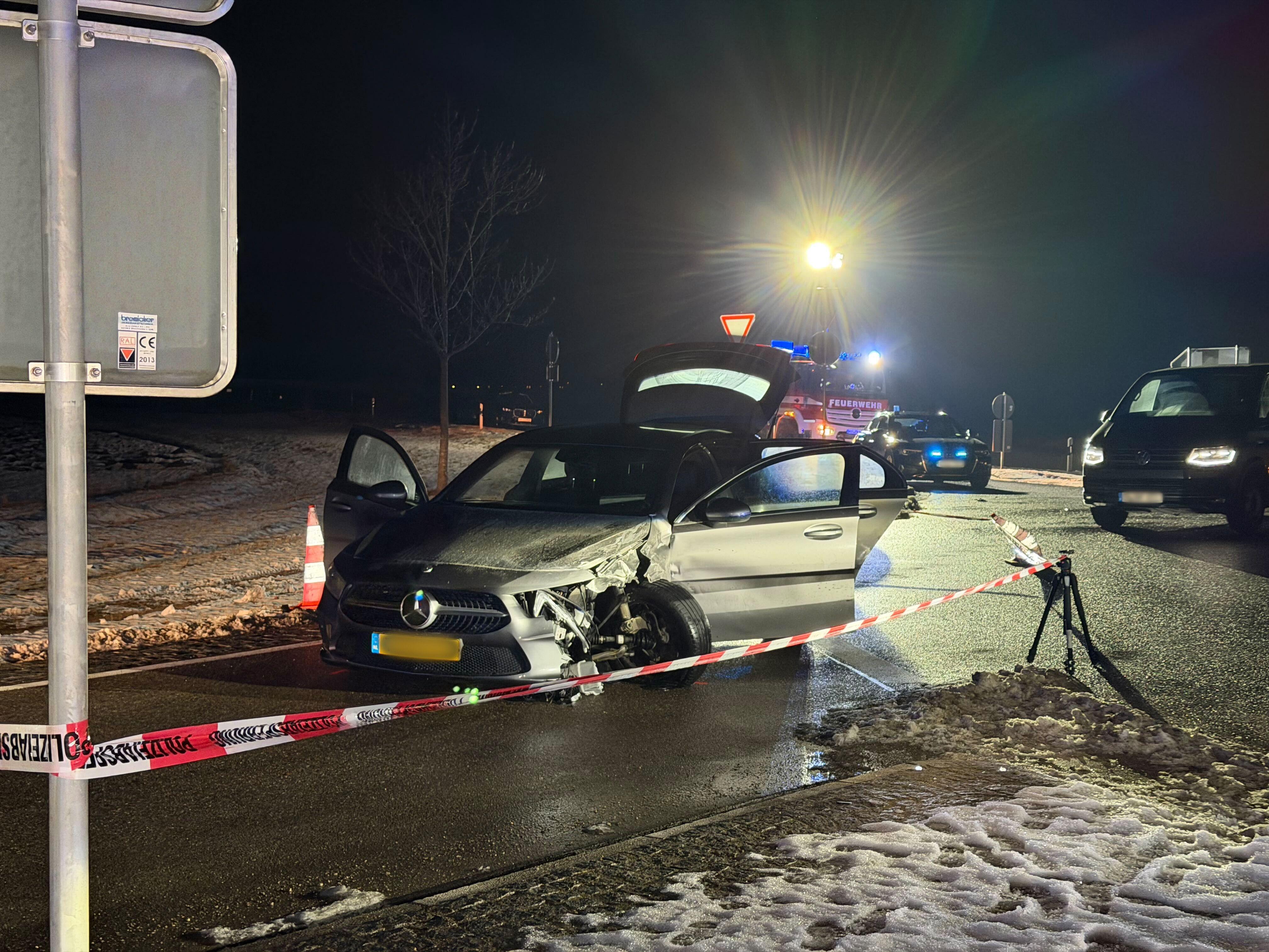 Fahrzeuge und Polizeikräfte stehen nach einer Verfolgungsjagd an einer Straße in Weißenburg. 