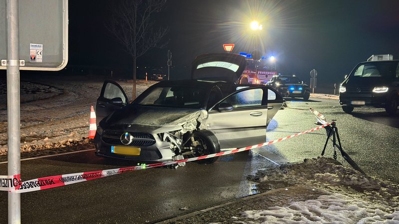 Fahrzeuge und Polizeikräfte stehen nach einer Verfolgungsjagd an einer Straße in Weißenburg. | Bild: picture alliance/dpa/NEWS5 | NEWS5 / Felix Besold Fahrzeuge und Polizeikräfte stehen nach einer Verfolgungsjagd an einer Straße in Weißenburg.