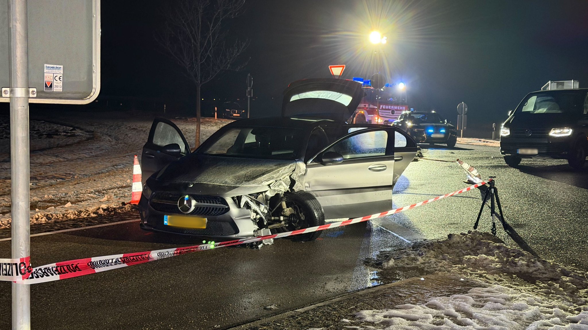 Fahrzeuge und Polizeikräfte stehen nach einer Verfolgungsjagd an einer Straße in Weißenburg. | Bild: picture alliance/dpa/NEWS5 | NEWS5 / Felix Besold Fahrzeuge und Polizeikräfte stehen nach einer Verfolgungsjagd an einer Straße in Weißenburg.