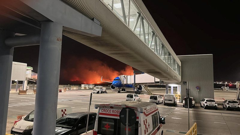 Feuer in der Nähe des Flughafens von Palermo