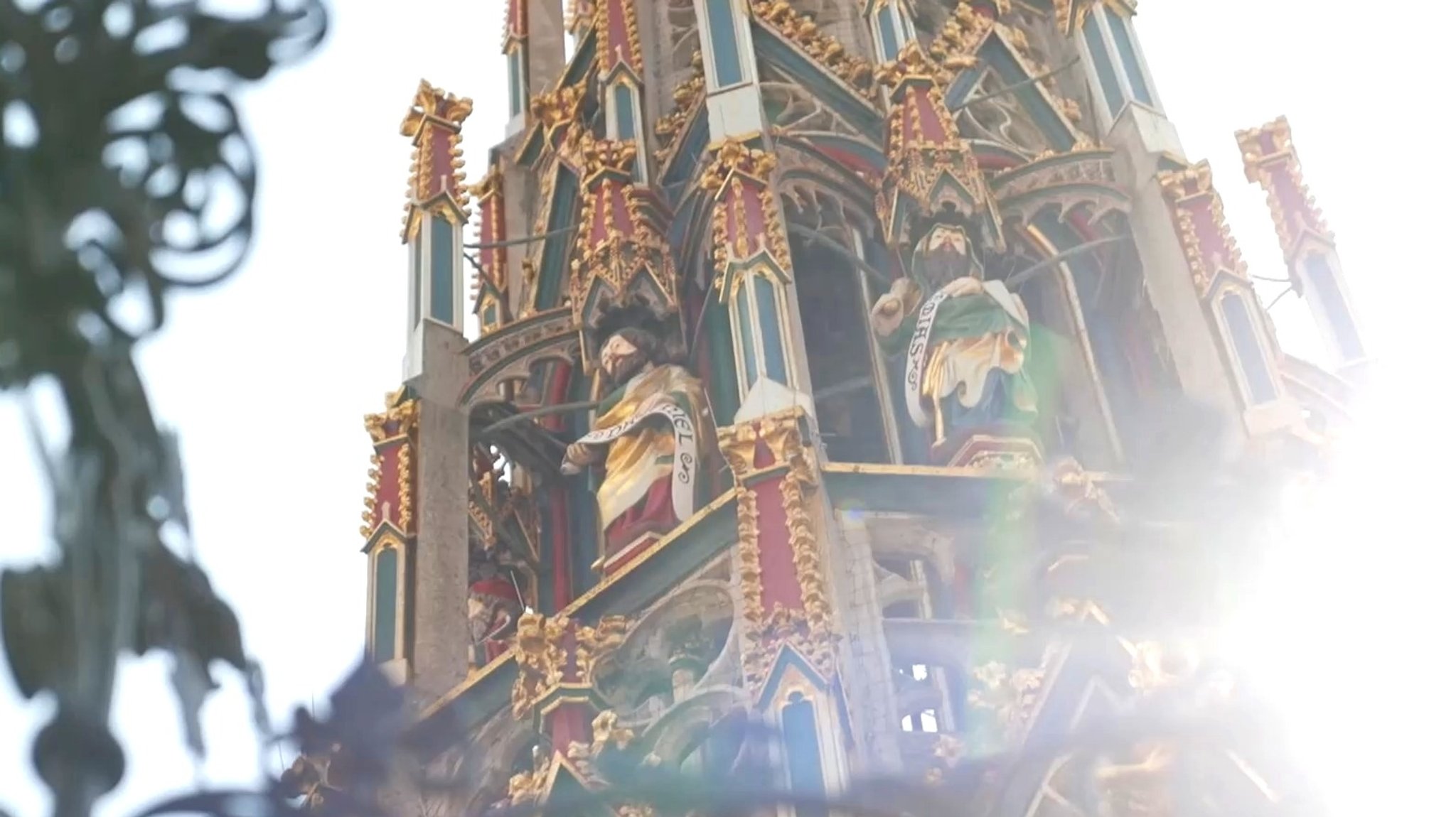 Schöner Brunnen in Nürnberg im Gegenlicht