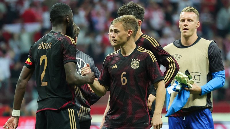 Deutschlands (l-r) Antonio Rüdiger, Joshua Kimmich und Torwart Bernd Leno reagieren nach dem Spiel. Deutschland verliert mit 1:0. 