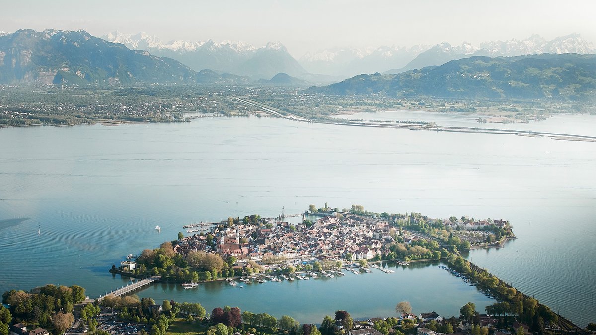 Luftaufnahme von Lindau. Im Hintergrund Bregenz und die Alpen.  