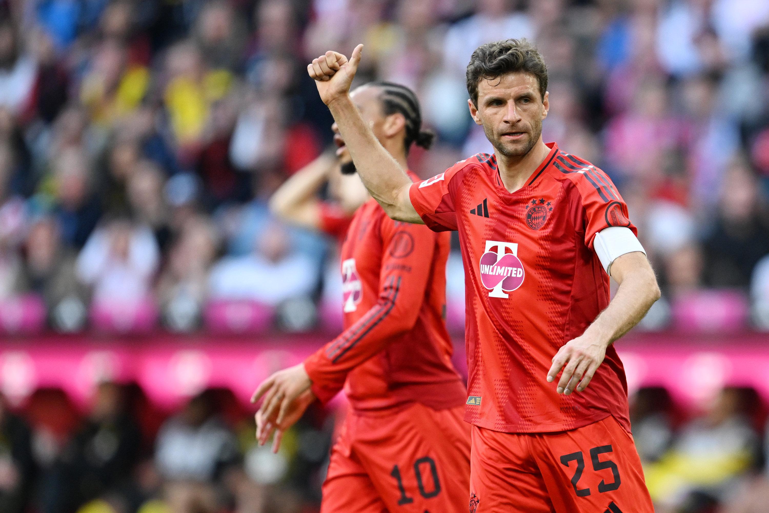 12.04.2025, Bayern, München: Fußball, Bundesliga, FC Bayern München - Borussia Dortmund, Spieltag 29, Allianz Arena, Münchens Thomas Müller zeigt den Daumen hoch. WICHTIGER HINWEIS: Gemäß den Vorgaben der DFL Deutsche Fußball Liga bzw. des DFB Deutscher Fußball-Bund ist es untersagt, in dem Stadion und/oder vom Spiel angefertigte Fotoaufnahmen in Form von Sequenzbildern und/oder videoähnlichen Fotostrecken zu verwerten bzw. verwerten zu lassen. Foto: Sven Hoppe/dpa +++ dpa-Bildfunk +++