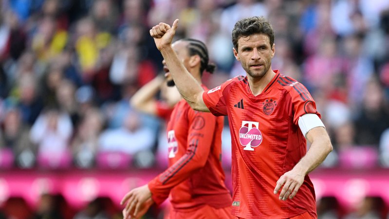 12.04.2025, Bayern, München: Fußball, Bundesliga, FC Bayern München - Borussia Dortmund, Spieltag 29, Allianz Arena, Münchens Thomas Müller zeigt den Daumen hoch. WICHTIGER HINWEIS: Gemäß den Vorgaben der DFL Deutsche Fußball Liga bzw. des DFB Deutscher Fußball-Bund ist es untersagt, in dem Stadion und/oder vom Spiel angefertigte Fotoaufnahmen in Form von Sequenzbildern und/oder videoähnlichen Fotostrecken zu verwerten bzw. verwerten zu lassen. Foto: Sven Hoppe/dpa +++ dpa-Bildfunk +++ | Bild: dpa-Bildfunk/Sven Hoppe 12.04.2025, Bayern, München: Fußball, Bundesliga, FC Bayern München - Borussia Dortmund, Spieltag 29, Allianz Arena, Münchens Thomas Müller zeigt den Daumen hoch. WICHTIGER HINWEIS: Gemäß den Vorgaben der DFL Deutsche Fußball Liga bzw. des DFB Deutscher Fußball-Bund ist es untersagt, in dem Stadion und/oder vom Spiel angefertigte Fotoaufnahmen in Form von Sequenzbildern und/oder videoähnlichen Fotostrecken zu verwerten bzw. verwerten zu lassen. Foto: Sven Hoppe/dpa +++ dpa-Bildfunk +++