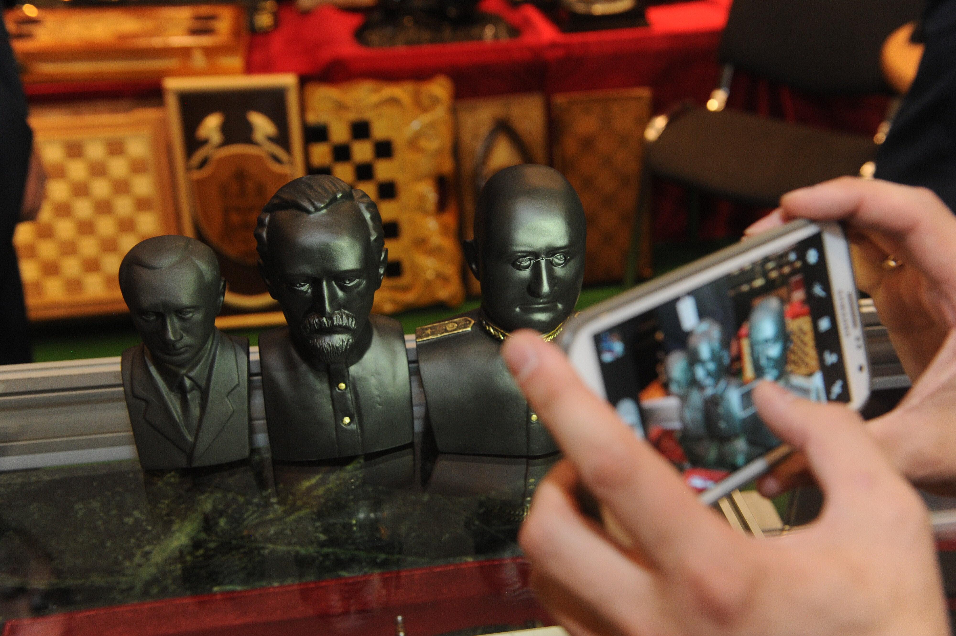 Eine Putin-Figur (links) mit jeweils einer der sowjetischen Geheimdienst-Chefs Dserschinski (Mitte) und Beria (rechts) bei einer Ausstellung in Moskau 2016