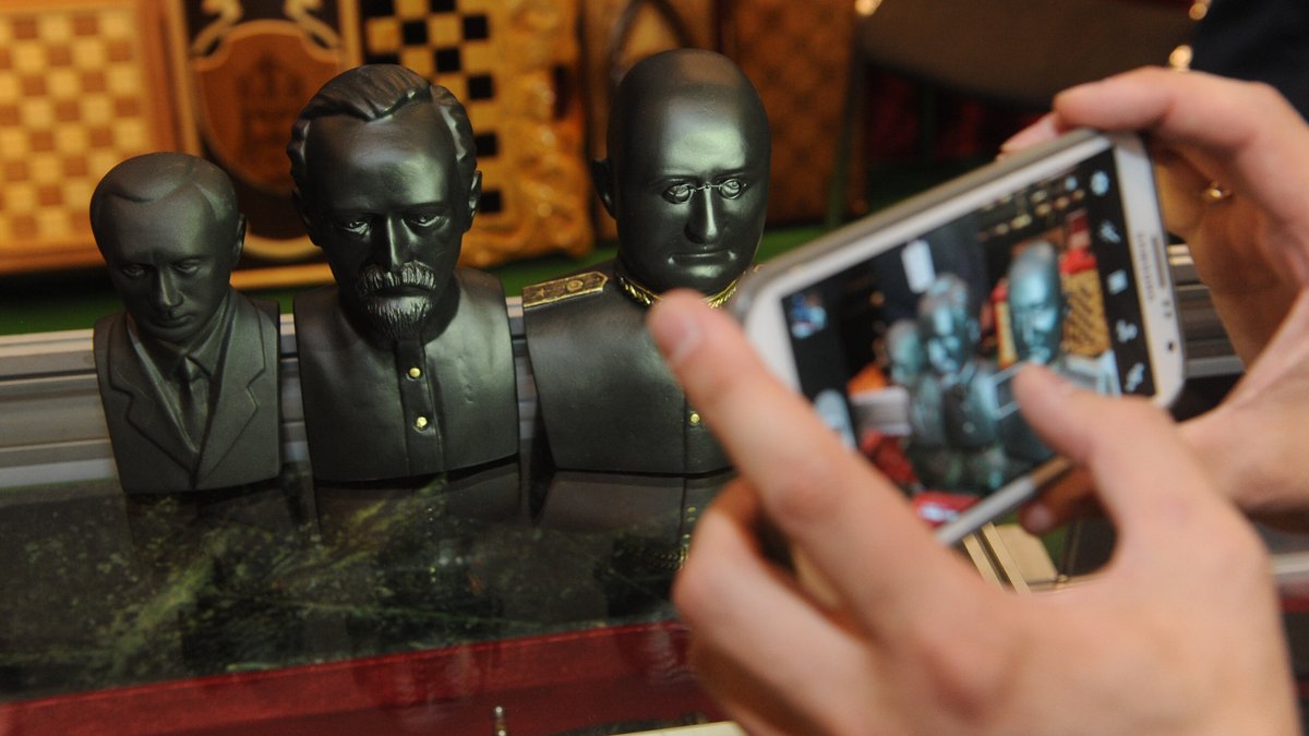 Eine Putin-Figur (links) mit jeweils einer der sowjetischen Geheimdienst-Chefs Dserschinski (Mitte) und Beria (rechts) bei einer Ausstellung in Moskau 2016