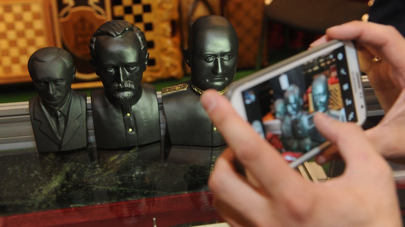 Eine Putin-Figur (links) mit jeweils einer der sowjetischen Geheimdienst-Chefs Dserschinski (Mitte) und Beria (rechts) bei einer Ausstellung in Moskau 2016 | Bild: Komsomolskaja Prawda/Picture Alliance Eine Putin-Figur (links) mit jeweils einer der sowjetischen Geheimdienst-Chefs Dserschinski (Mitte) und Beria (rechts) bei einer Ausstellung in Moskau 2016