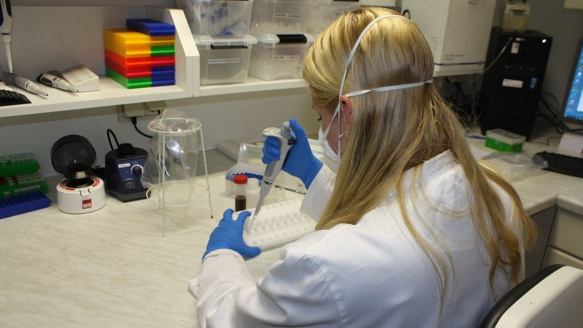 Eine Frau führt in einem Rhöner Labor einen Corona-Test durch.