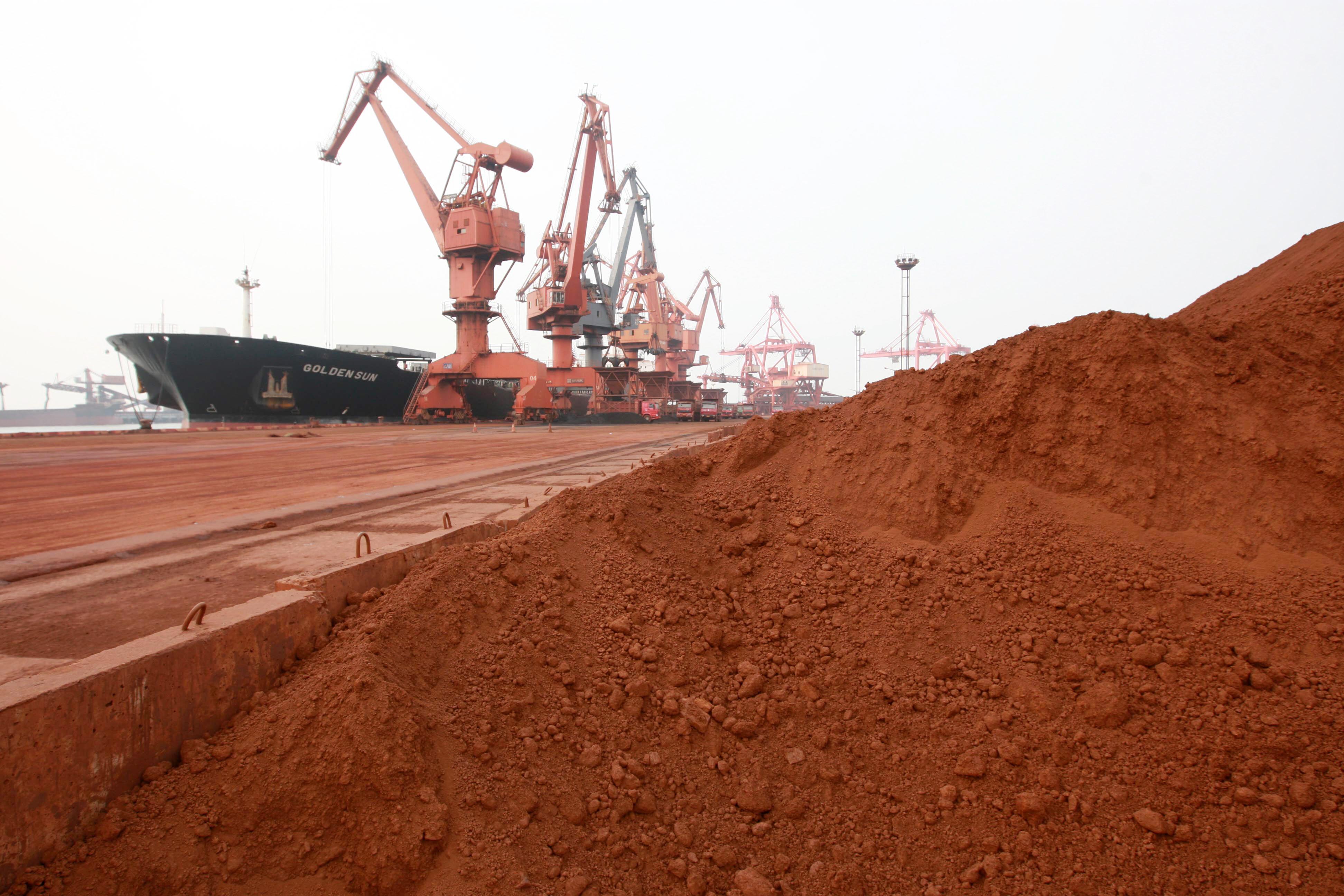 (Symbolbild) Seltene Erden in einem Hafen in China.