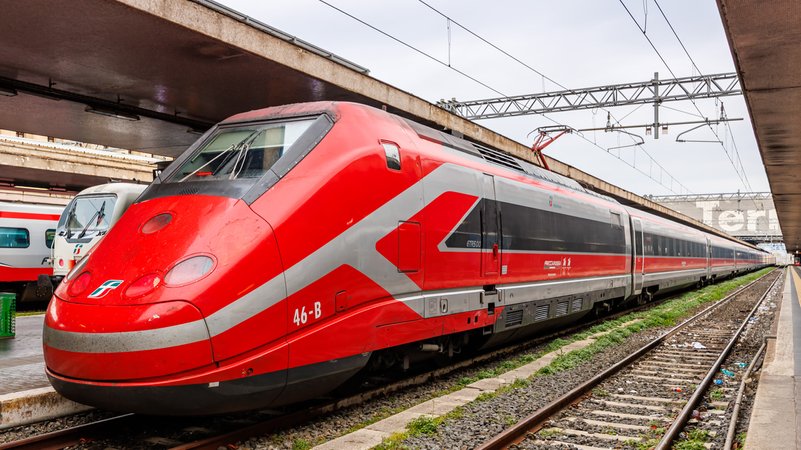 Frecciarossa Hochgeschwindigkeitszug von Trenitalia im Bahnhof Roma Termini in Rom, Italien. | Bild: picture alliance / Markus Mainka Frecciarossa Hochgeschwindigkeitszug von Trenitalia im Bahnhof Roma Termini in Rom, Italien.