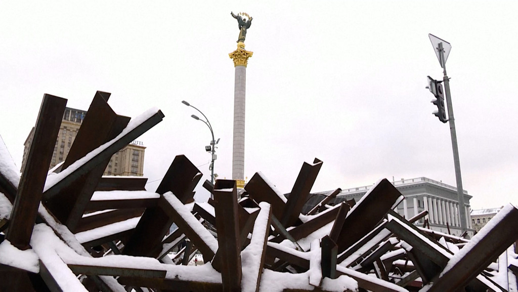 Verschneite Barrikaden in Kiew | Bild: BR24 Verschneite Barrikaden in Kiew