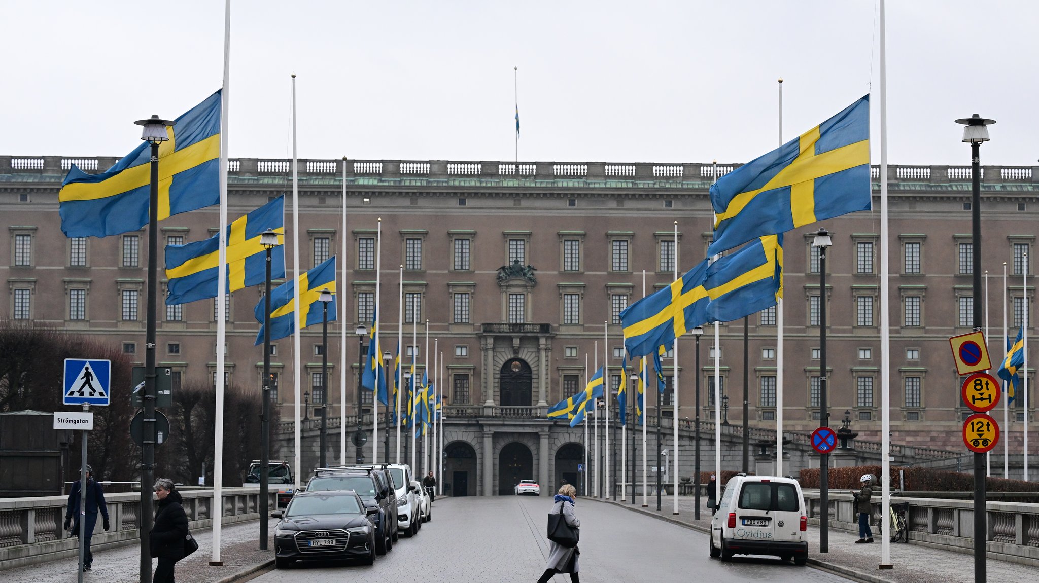 Nach der Gewalttat von Örebro hängen die Fahnen am Stockholmer Parlament auf Halbmast.