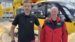 Seit Tagen im Einsatz: Pilot Frank Frieß (links) und Windenoperator Harald Heinlein (rechts) | Bild:Bildrechte: Andreas Herz / BR.de
