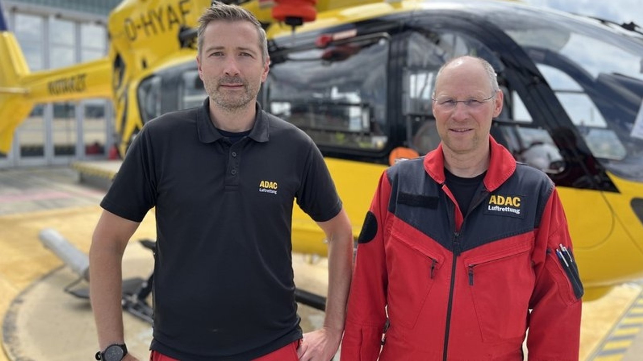 Seit Tagen im Einsatz: Pilot Frank Frieß (links) und Windenoperator Harald Heinlein (rechts)