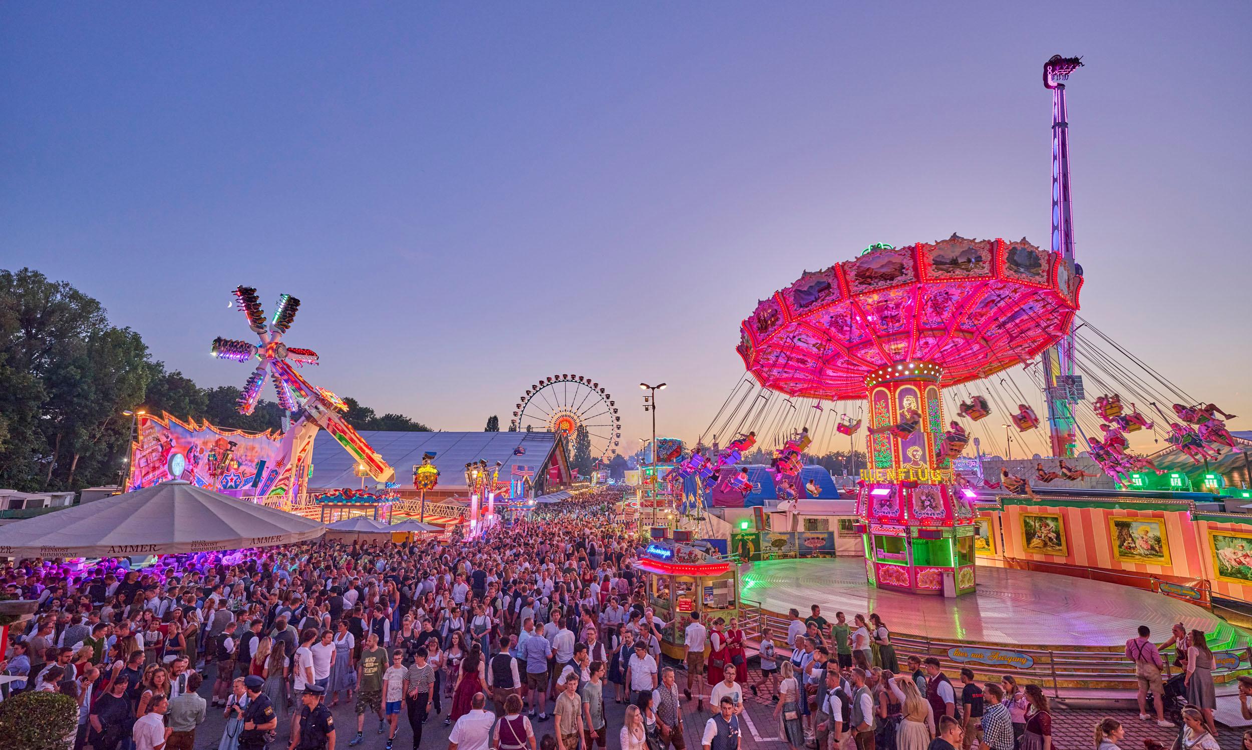 Das Gäubodenvolksfest im stimmungsvollen Licht