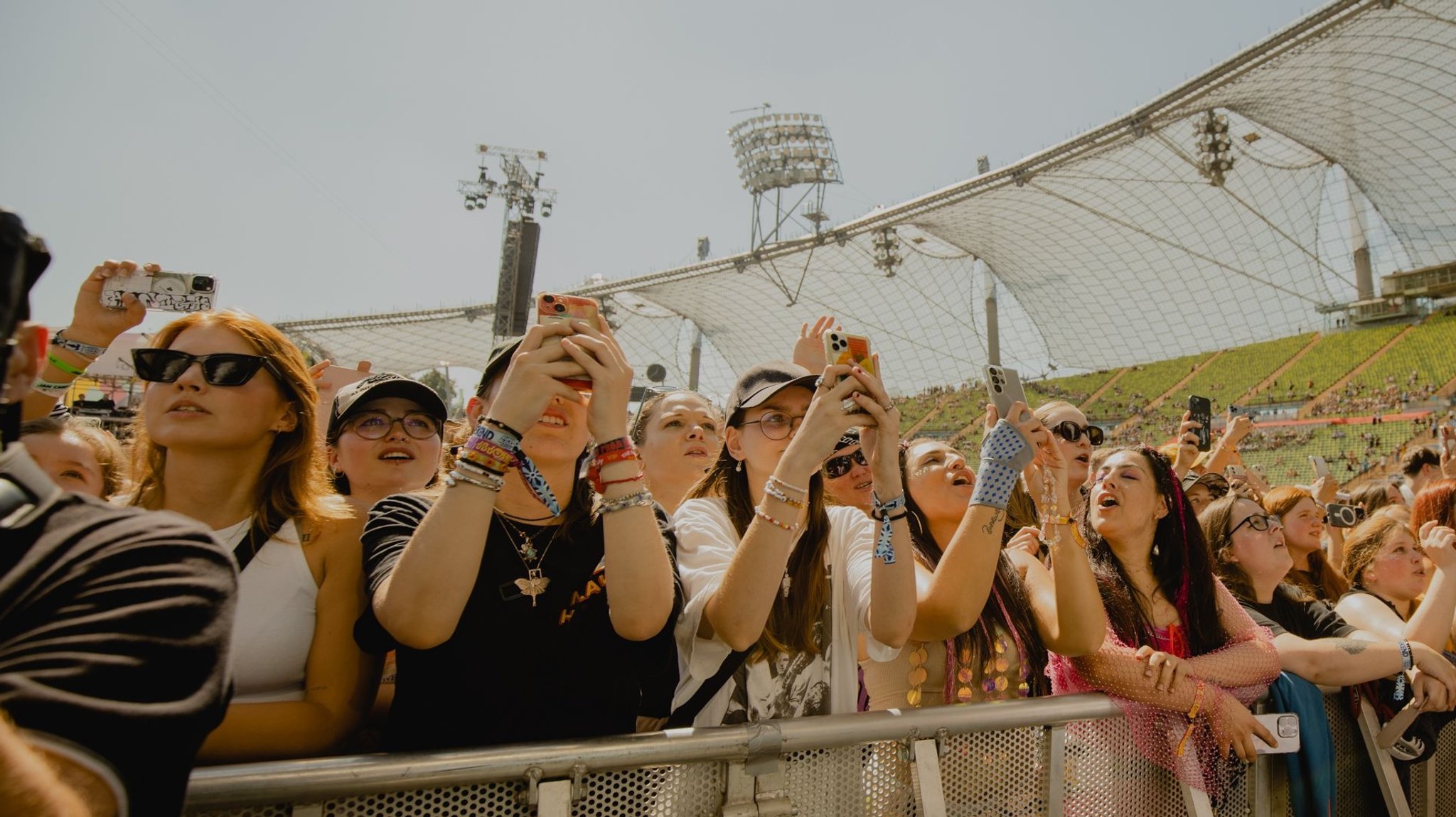 Fans beim Superbloom Festival 2024 im Münchner Olympiapark