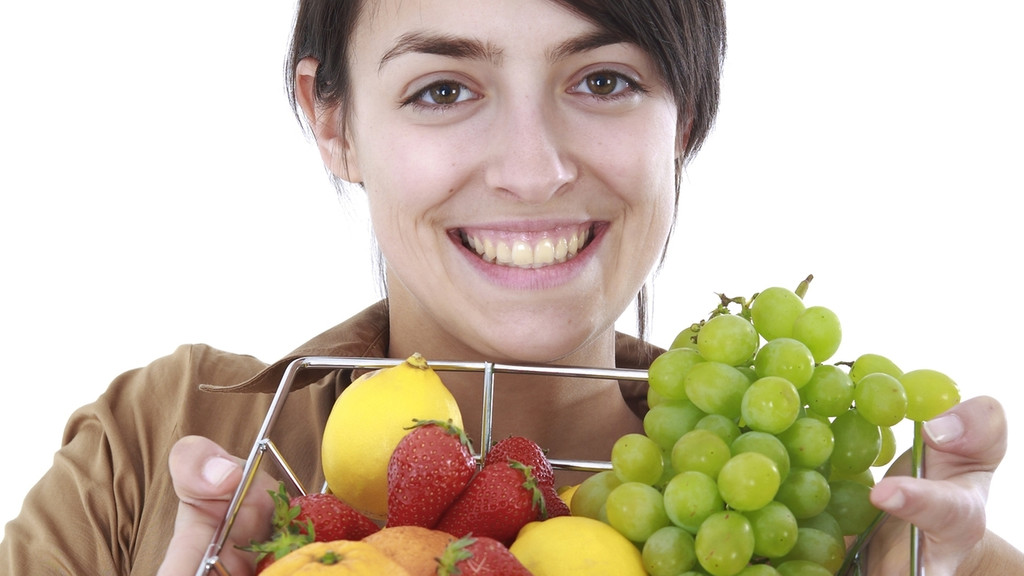 Frau mit Obstkorb