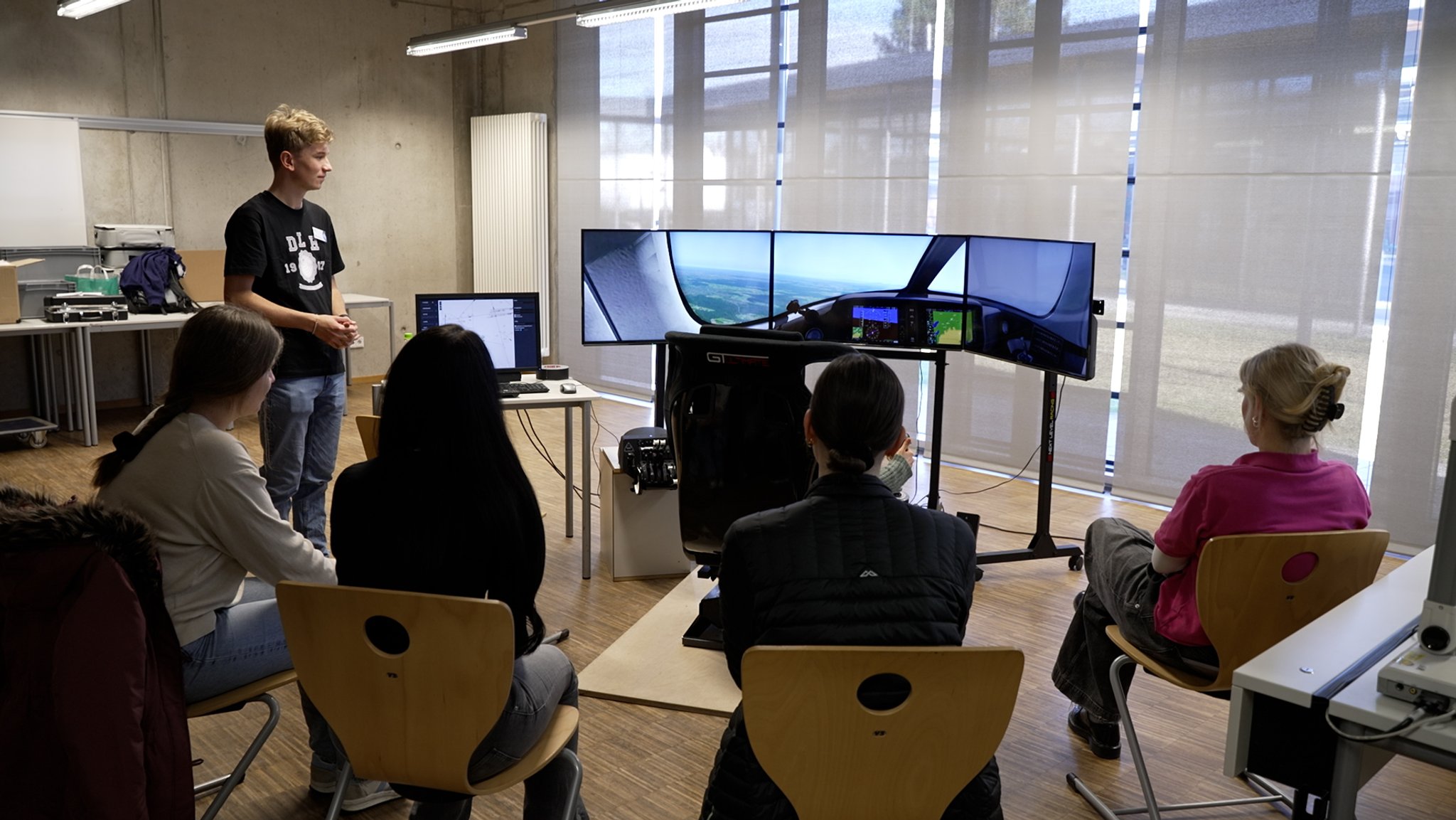 Bei der "Space Week" können Schülerinnen und Schüler u.a. einen Flugsimulator ausprobieren und über den Starnberger See steuern. 