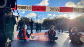 Klimaaktivisten sitzen auf der Straße und blockieren den Verkehr auf der Münchner Luitpoldbrücke. Der Bereich ist von der Polizei abgesperrt. | Bild:BR/Andreas Neukam