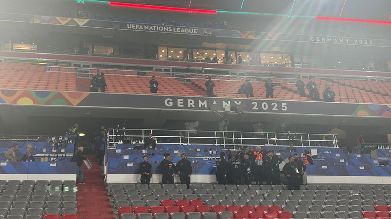 Sturz von Tribüne: Fußballfan stirbt bei Nations League Finale | Bild: BR Sturz von Tribüne: Fußballfan stirbt bei Nations League Finale