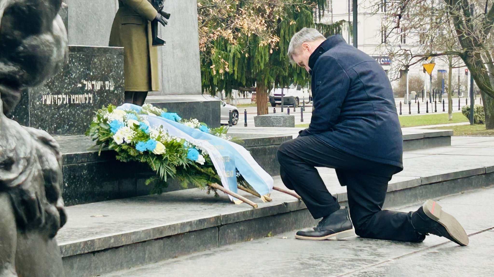 Bayerns Ministerpräsident Markus Söder beim Kniefall vor dem Denkmal der Helden des Warschauer Ghettos 